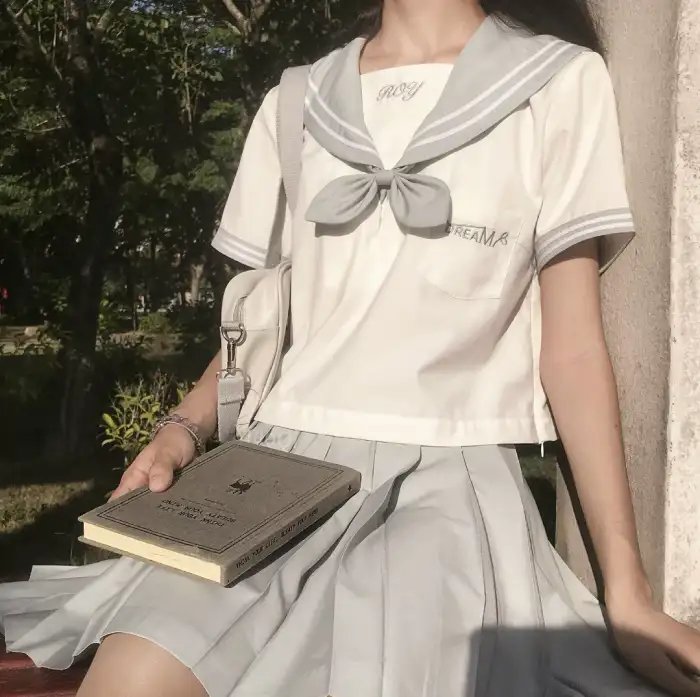 黑衣女孩